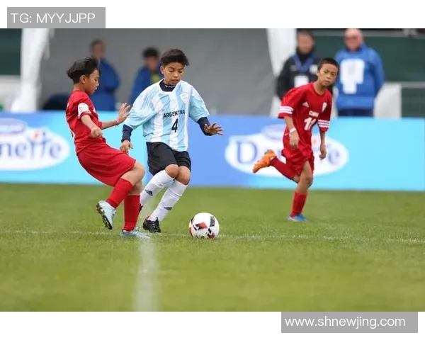 足球明星魅力四射展现个人风采与职业精神的精彩瞬间 足球明星魅力四射展现个人风采与职业精神的精彩瞬间